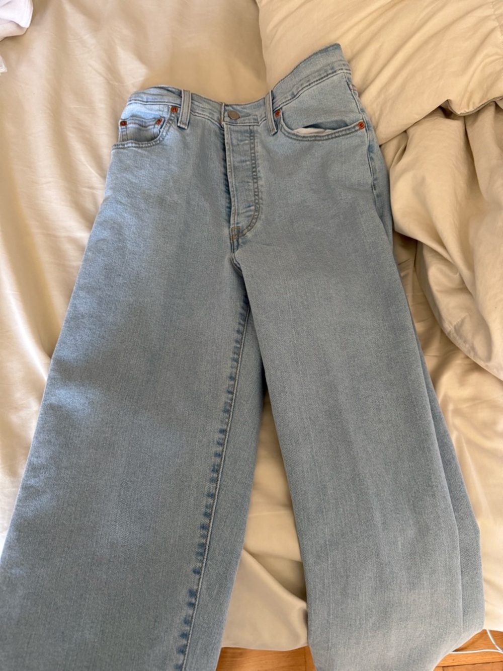 Light Wash Levi ribcage ankle jeans